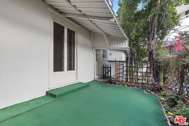 Building Photo - 420 S Beverwil Dr