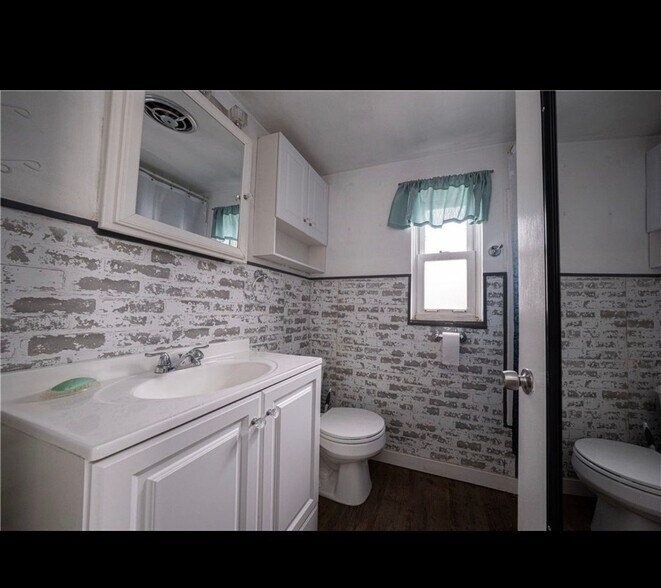 Building Photo - 924 James St
