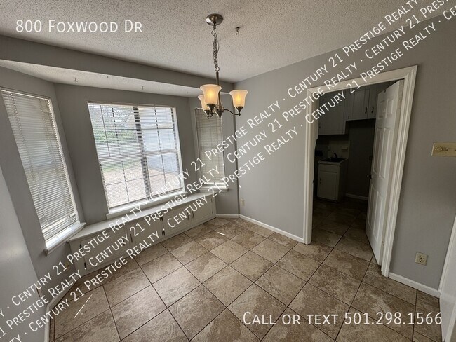 Building Photo - 800 Foxwood Dr