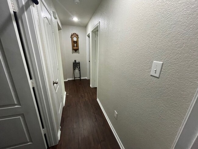 Building Photo - Lovely well maintained 3 bedroom 2 bath
