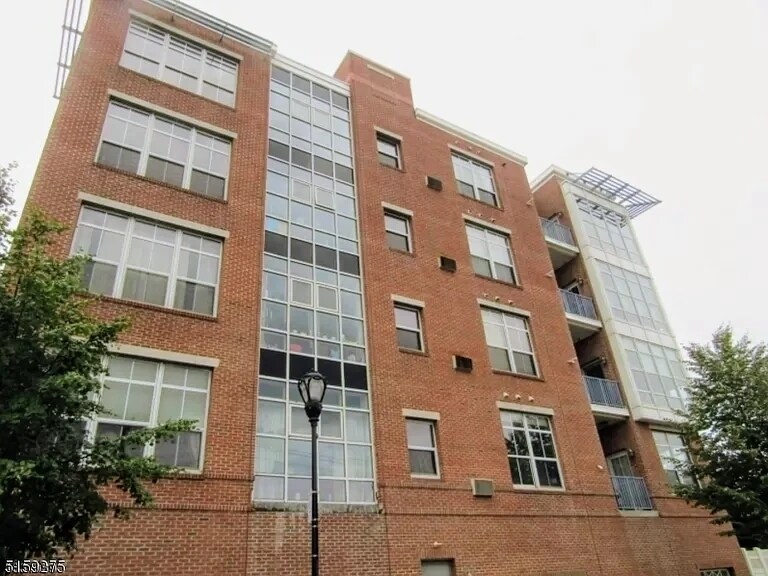 Building Photo - 3 Greenwich Dr