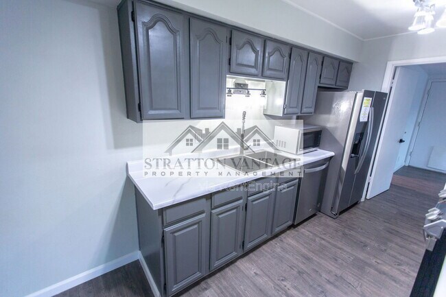 Building Photo - 111 E Manhatton Dr