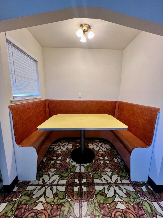 Building Photo - Charming 3-Bed, 2-Bath Spacious Home in Ch...