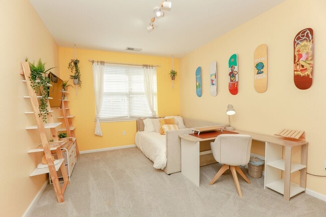 Building Photo - Riverside  Condo-RARE-Ready Jan 26