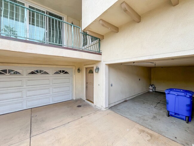 Building Photo - 3 Primary Suite Home 1 Block From the Beach