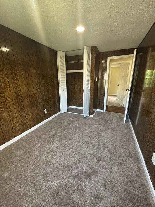 Building Photo - 3 bedrooms plus Den