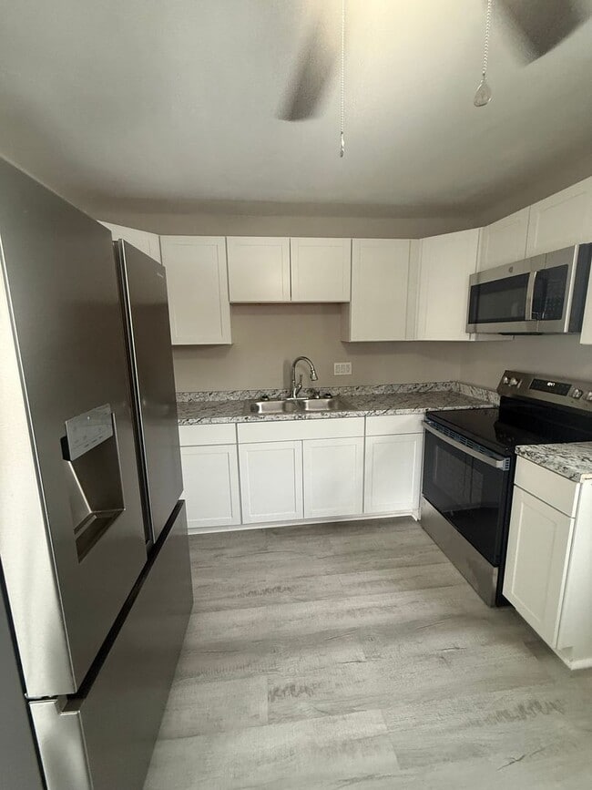 Building Photo - One bedroom upstairs apartment for rent