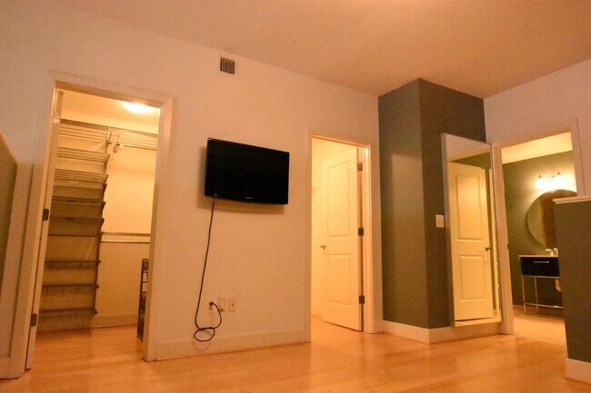 Building Photo - Chic, Contemporary 1 BD 1.5 BA Condo in the Mount Pleasant neighborhood of NW DC!!