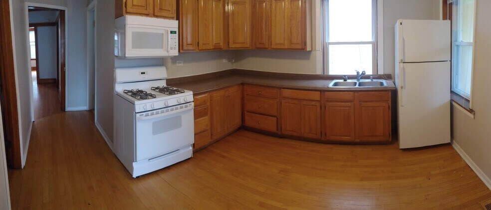 Kitchen - 2905 Lawndale Ave