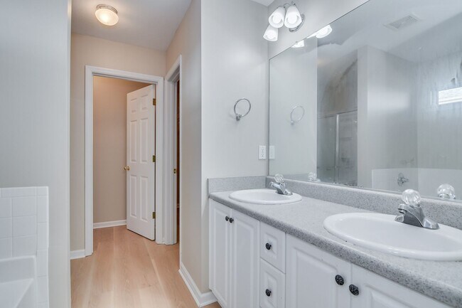 Building Photo - 1215 Pinnacle Dr