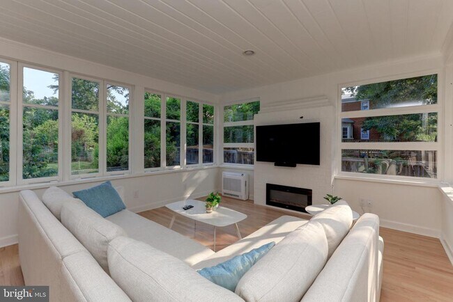 Primary Photo - 1723 Oakcrest Dr