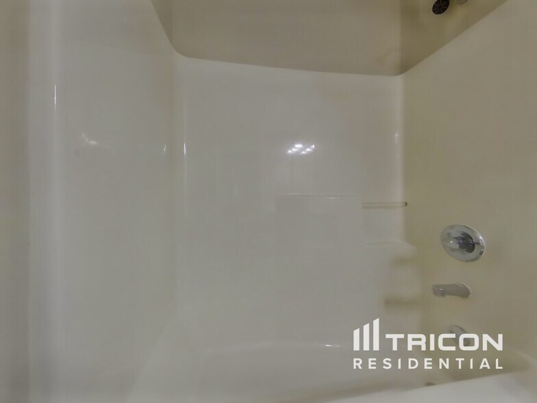 Building Photo - 1233 River Ridge Dr