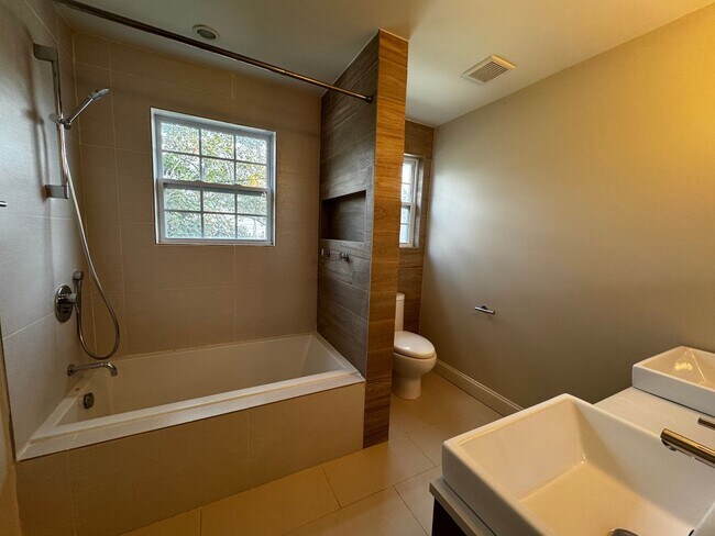 Building Photo - NEWLY RENOVATED EXPANSIVE 5BD 4BA BRIGHTWOOD HOME