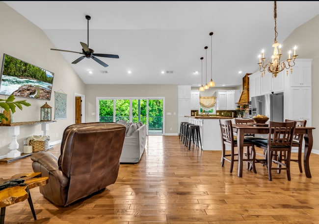 Building Photo - Beautiful 4-bedroom, 2.5-bath riverfront home