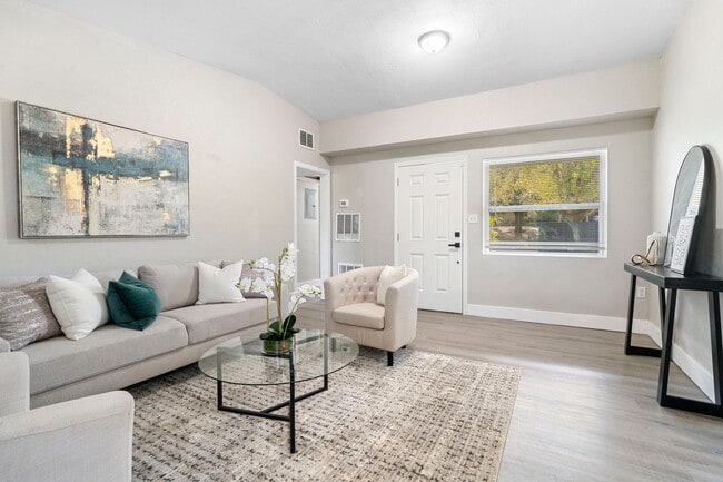 Building Photo - 6113 Hialeah St