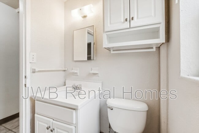 Building Photo - 226 16th Ave N