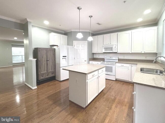 Building Photo - 2610 Streamview Dr