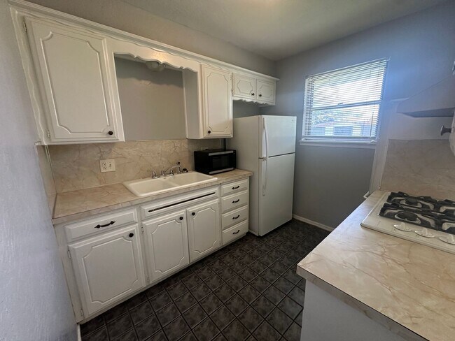 Building Photo - 4844 Woodview Dr