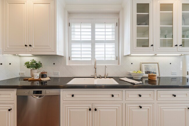 Building Photo - 426 Vía La Selva