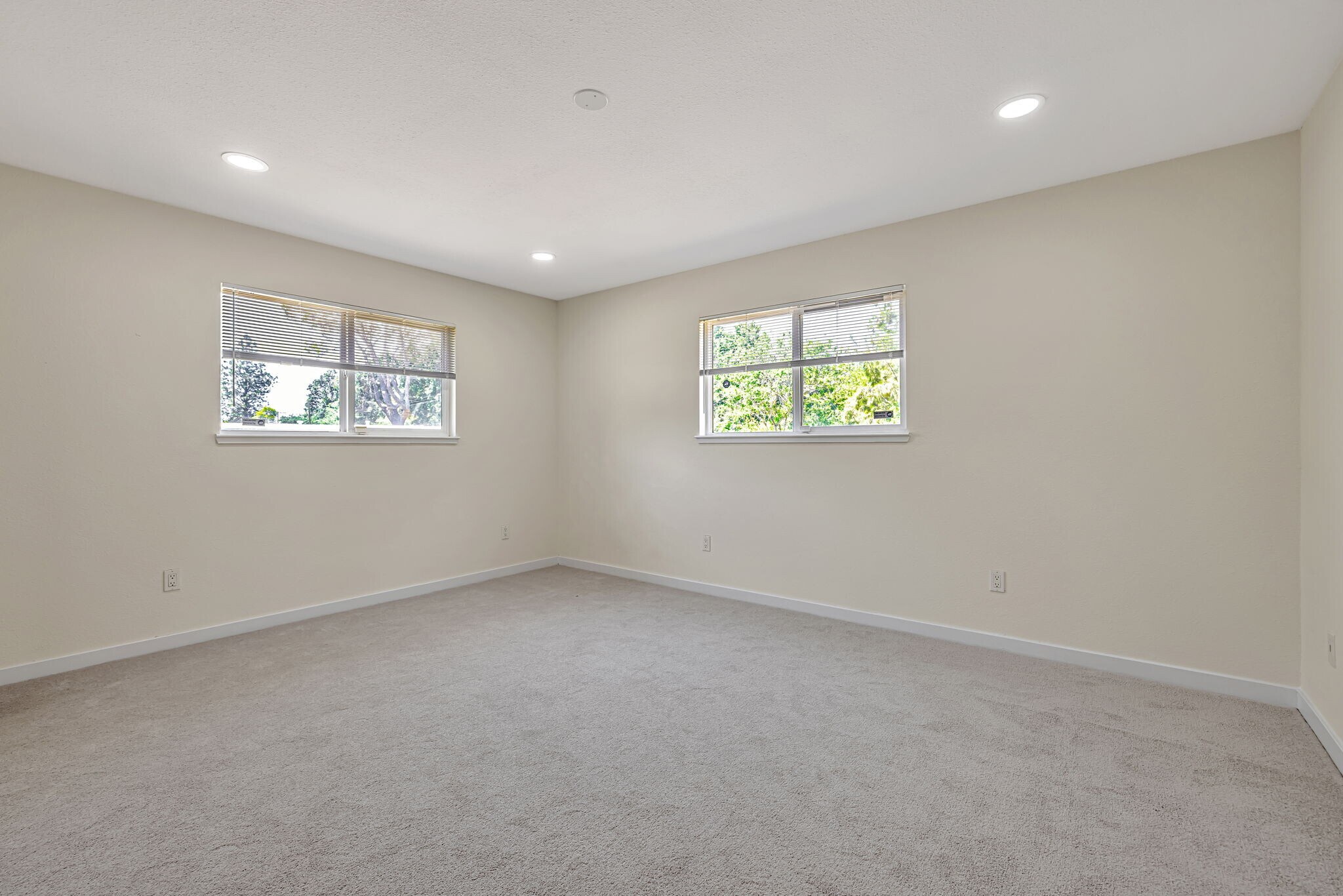 Building Photo - 6941 Golf View Dr
