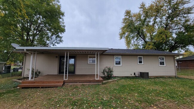 Building Photo - SPACIOUS NEWLY REMODELED 3 Bedroom | 1.5 B...