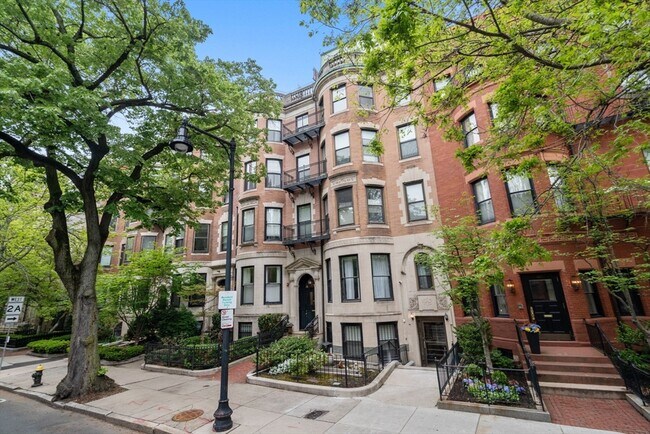 Building Photo - 482 Beacon St