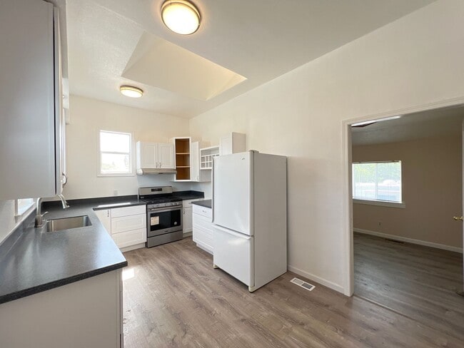 Building Photo - Downtown Benicia Remodeled Saltbox