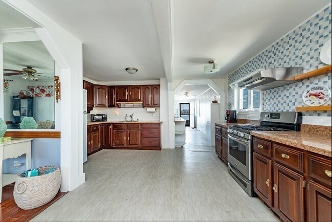Building Photo - 158 Cadish Ave