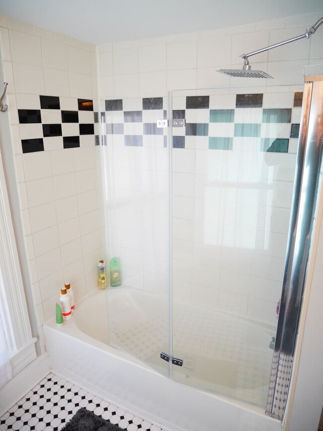 Building Photo - Charming 3-Bedroom Home in Cambridge – Ste...
