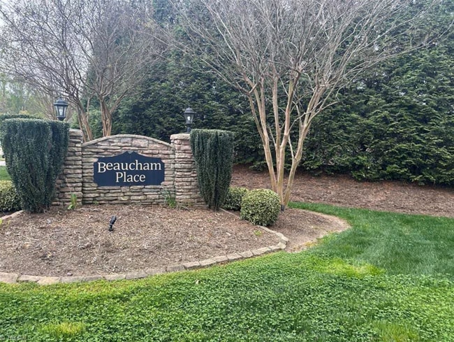 Building Photo - Spacious & Stylish 3 Bedroom, 2 1/2 Bathro...