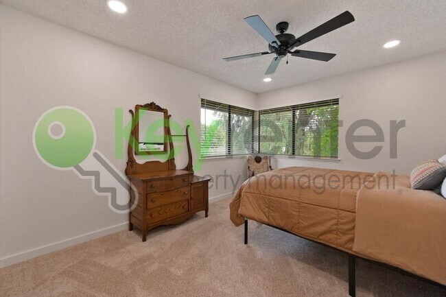 Building Photo - 9635 Oak Leaf Way