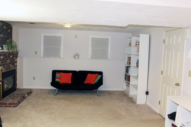 Building Photo - 19 Hillando Dr