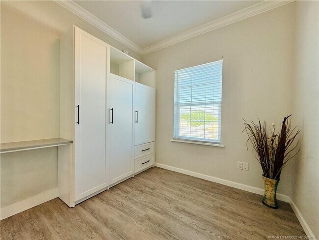 Building Photo - 252 NE Ebbtide Way