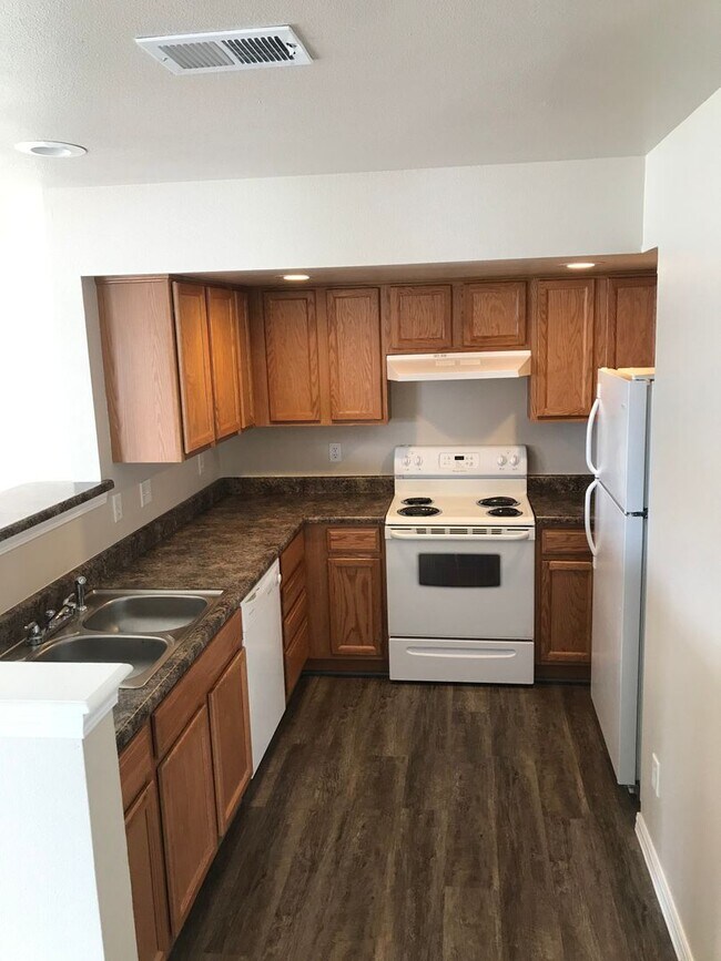 Building Photo - Available now! View Today by calling Rentl...