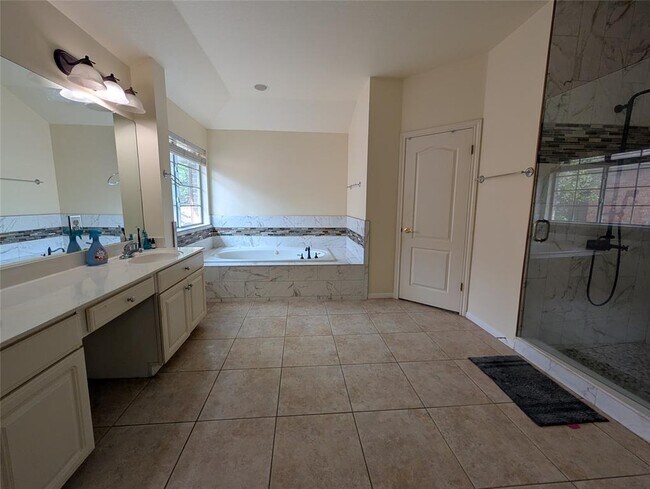 Building Photo - 9910 Jasmine Creek Dr