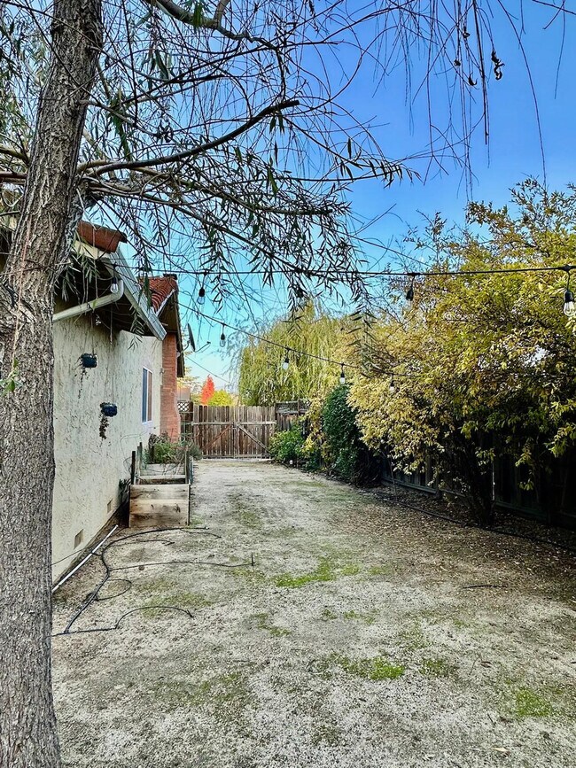 Building Photo - 6505 Skyfarm Dr