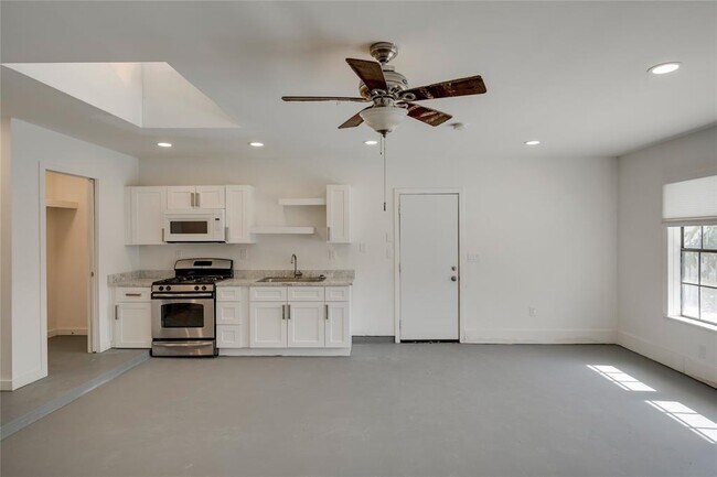 Building Photo - 4202 N Hills Dr