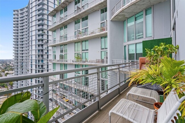 Building Photo - 690 SW 1st Ct