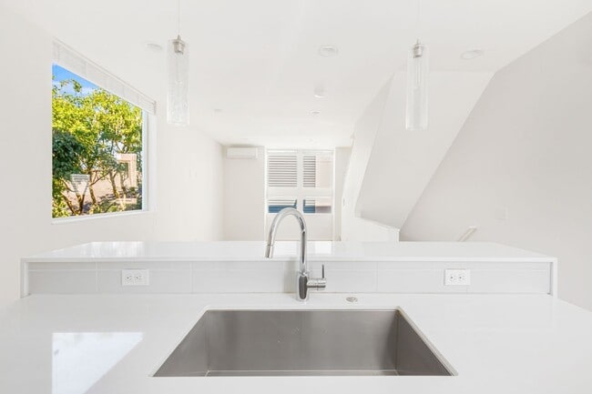 Building Photo - 2 Bedroom 2 Bath Townhome with Rooftop Deck in Crown Hill