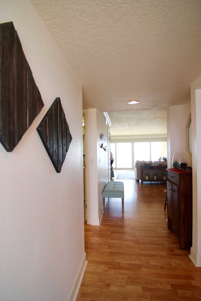 Building Photo - Gorgeous Furnished Direct Ocean Condo in Indialantic