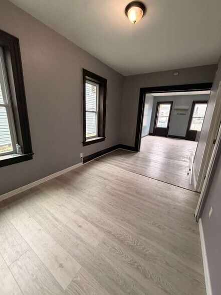 Building Photo - 722 2nd Ave