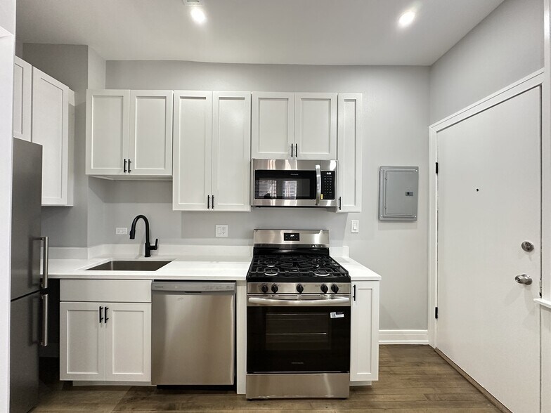 Building Photo - 3842 N Wilton Ave