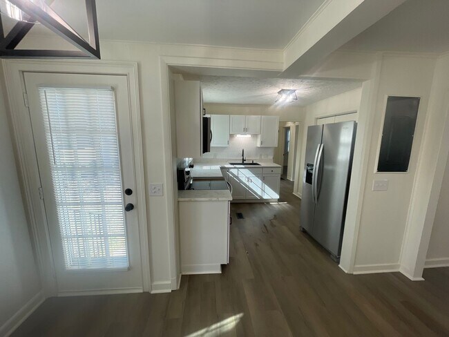 Building Photo - Renovated 2 Bedroom Home for Rent in Kingsport TN | Modern Kitchen