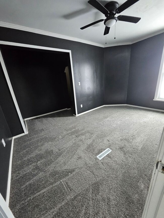 Building Photo - Lower 3 bedroom east side