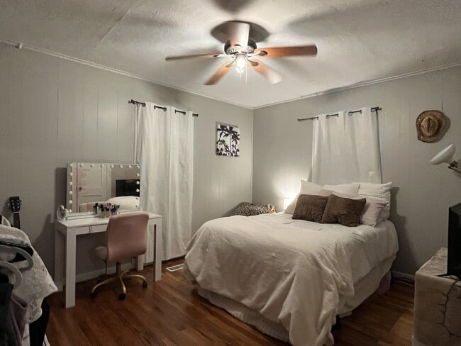 Building Photo - 3 Bedroom for Lease June 1