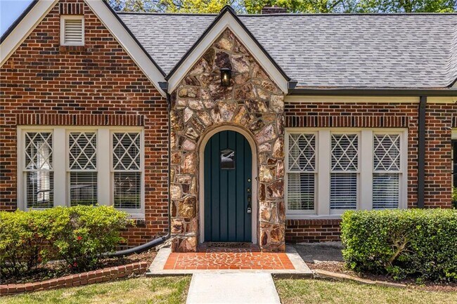 Building Photo - 1900 Ridgewood Dr NE