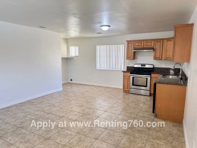 Building Photo - 3 Bed 2 Bath Home With Scenic Desert Views