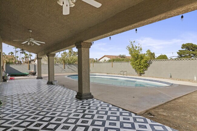 Building Photo - Welcome to your entertainers dream home!