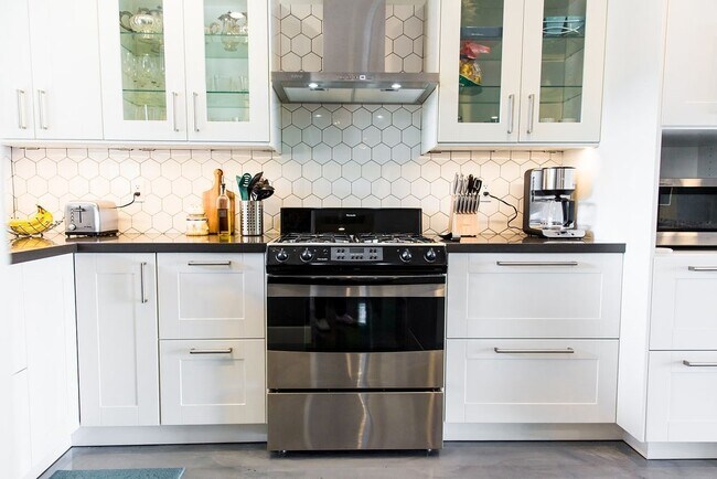 Building Photo - Gorgeous Fully Furnished 3 Bd 2 Bath Vacat...
