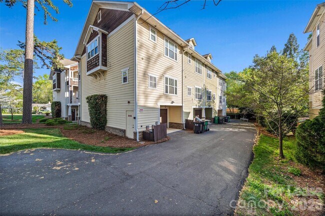 Building Photo - 1733 Matheson Ave